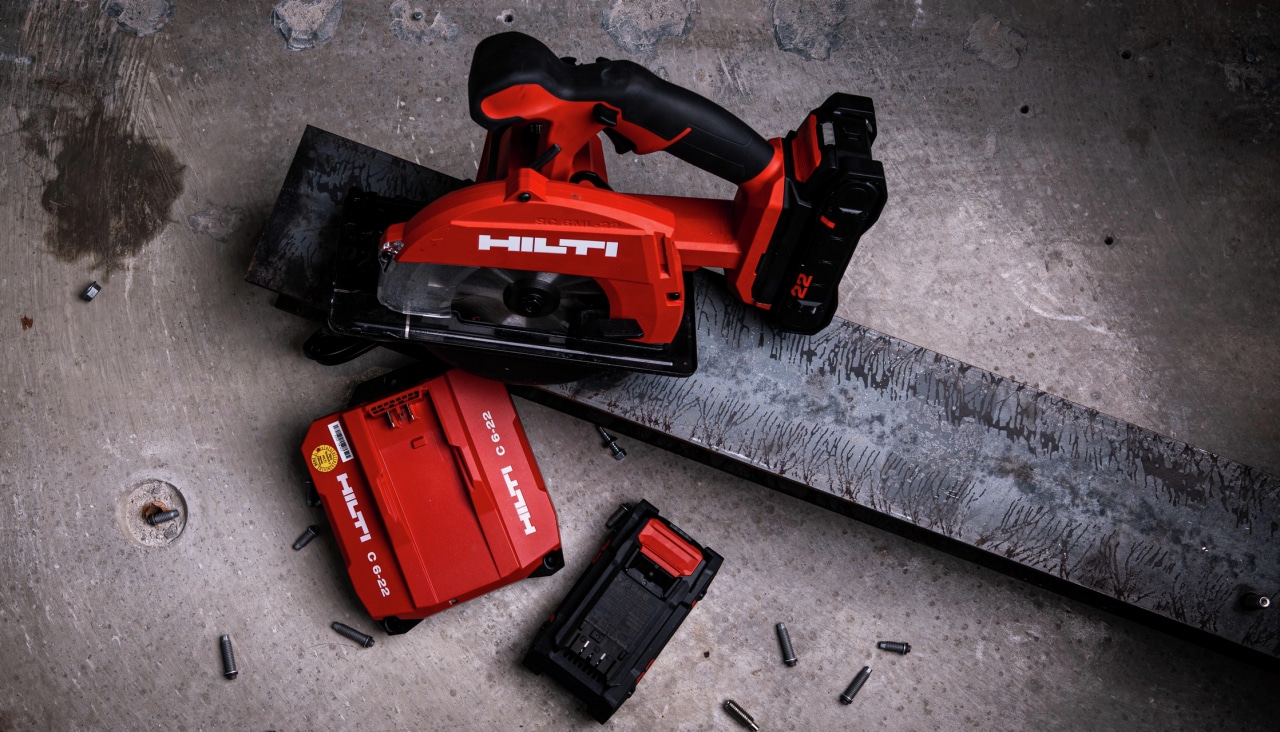 Serra circular sem fio para corte de metal no local de trabalho