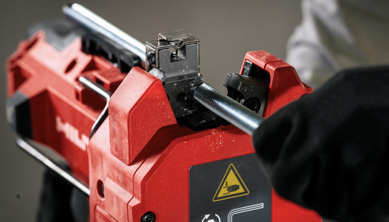 Trabalhador usando cortador de haste