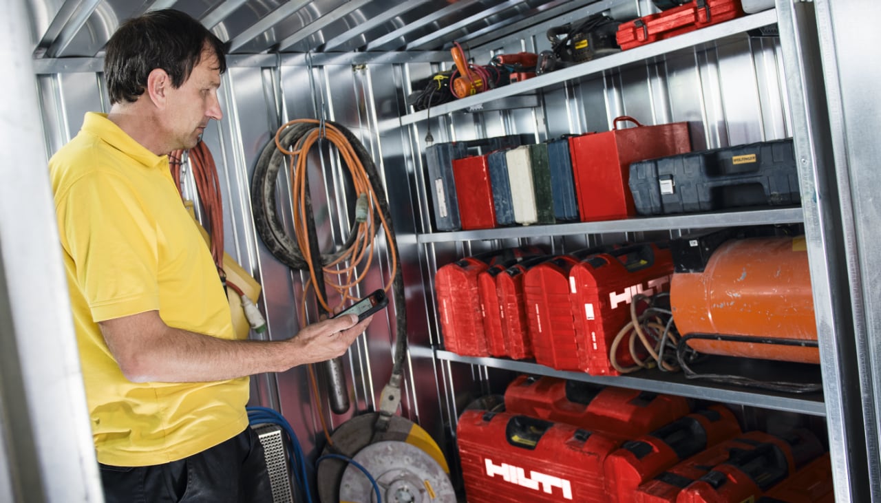 Homem usando o aplicativo de gerenciamento de ativos Hilti ON!track