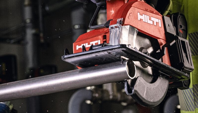 Homem usando uma serra circular para cortar metal