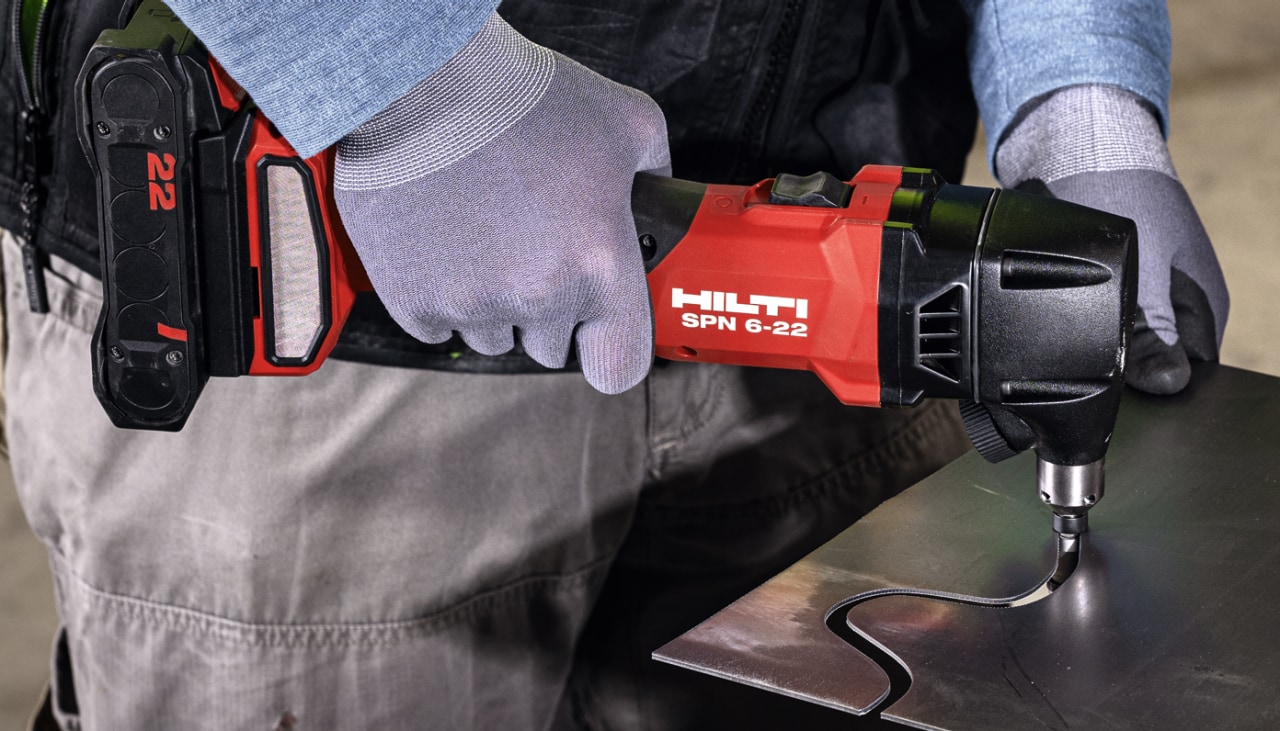 Homem usando um cortador de metal sem fio