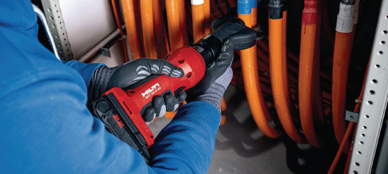 Alicate corta cabos de cobre/alumínio a bateria NCT 53 C-22 Alicate em linha a bateria para cabos de cobre e alumínio até 2” │ 50 mm (plataforma de baterias Nuron) Aplicações 1