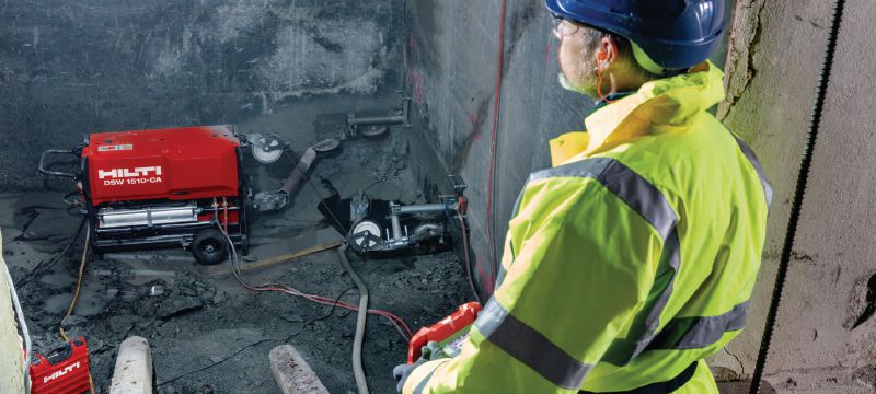 DSW 1510-CA Serra de cabo Serra de cabo elétrica (15 kW) projetada para uma operação mais fácil em trabalhos de corte de alta resistência com tensão de cabo automática, direção de corte automática e controle remoto a bateria Aplicações 1