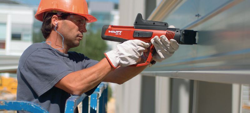 6.8/18 M10 Cartuchos de pólvora Clean-Tec (longos) Cartuchos Clean-Tec em pente de calibre longo de 0,27 para uso com finca-pinos de atuação direta para fixação de coberturas metálicas Aplicações 1