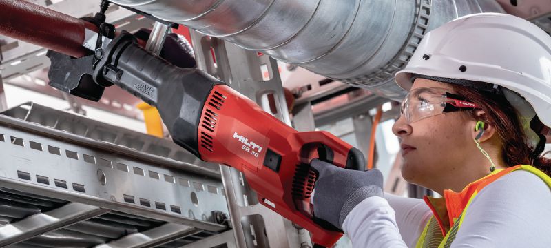 SR 30 Serra de sabre Serra de vai e vem projetada para demolição de série extramemente pesada e corte no comprimento com vibração mínima e ergonomia avançada Aplicações 1