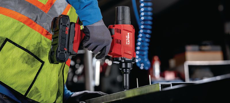 RT 6-22 Ferramentas de rebitar a bateria Ferramenta de rebite a bateria para instalação de revestimento exterior e fabricação de metal de baixo esforço utilizando rebites de aço ou de alumínio (Nuron Plataforma à bateria) Aplicações 1