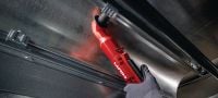 Chave de impacto de ângulo reto SIW 4R-22 3/8” Chave de impacto em ângulo reto compacta a bateria para aplicações difíceis de aceder Aplicações 1