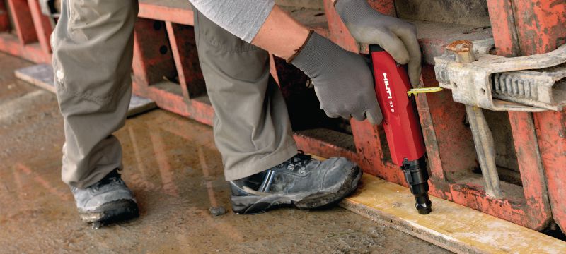 Ferramenta finca pino DX 2 Ferramenta finca pino semiautomática, para fixação de pregos individuais em aplicações de resistência média em concreto e aço Aplicações 1
