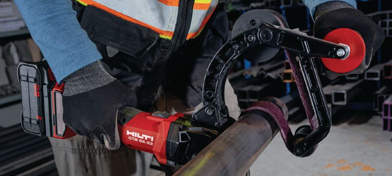 GTB 6X-22 Lixadeira de cinto de tubo a bateria Lixadora de correia tubular a bateria de velocidade variável com desempenho aprimorado e tempo de funcionamento da bateria para rebarbação e acabamento de metais tubulares (plataforma à bateria Nuron) Aplicações 1