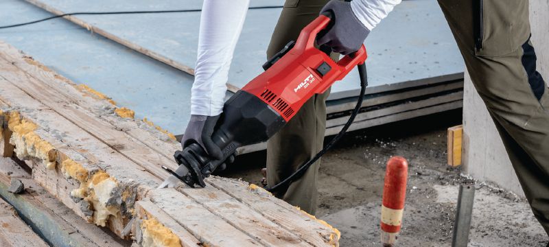 SR 30 Serra de sabre Serra de vai e vem projetada para demolição de série extramemente pesada e corte no comprimento com vibração mínima e ergonomia avançada Aplicações 1