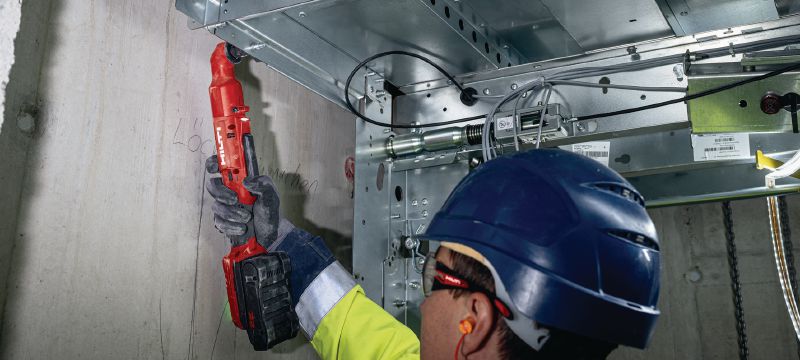 Chave de impacto de ângulo reto SIW 4R-22 3/8” Chave de impacto em ângulo reto compacta a bateria para aplicações difíceis de aceder Aplicações 1