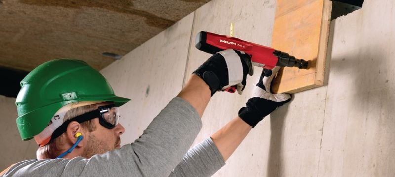 Ferramenta finca pino DX 2 Ferramenta finca pino semiautomática, para fixação de pregos individuais em aplicações de resistência média em concreto e aço Aplicações 1