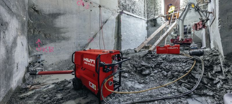 DSW 1510-CA Serra de cabo Serra de cabo elétrica (15 kW) projetada para uma operação mais fácil em trabalhos de corte de alta resistência com tensão de cabo automática, direção de corte automática e controle remoto a bateria Aplicações 1