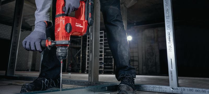 TE 4-22 Martelete a bateria Martelete a bateria SDS Plus compacto com a nossa melhor relação performance-peso para perfuração sobre a cabeça (Plataforma à bateria Nuron) Aplicações 1