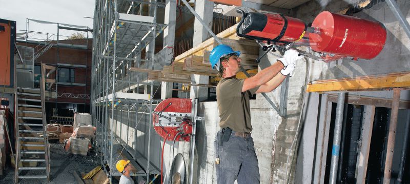 DD 500-CA Perfuratriz diamantada Máquina de perfuratriz diamantada de alta resistência trifásica com motor de alta frequência e unidade de autoalimentação opcional para perfuração de concreto com base em sonda de 82 a 600 mm (3-7/32 a 23-5/8”) de diâmetro Aplicações 1