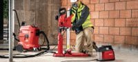 Perfuratriz diamantada DD 150-U Máquina Perfuratriz diamantada versátil, para perfuração manual ou com base em sonda nos diâmetros de 8 a 162 mm (5/16 - 6-3/8) Aplicações 5