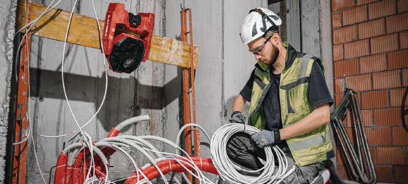 Ventoinha a bateria para estaleiros de obras KCF 4-22 Potente ventoinha para refrigerar e ventilar áreas de trabalho nos estaleiros de obras com autonomia da bateria para o dia inteiro, cabeça giratória e ganchos para pendurar (plataforma de baterias Nuron) Aplicações 1
