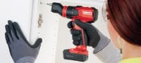 SFE 2-A12 Furadeira de mandril múltiplo Furadeira a bateria 12V de classe subcompacta, com mandril múltiplos (compensado, ângulo reto, mandril de 13 mm de aperto rápido e porta bits sextavada) para trabalhos de instalação em espaços estreitos e em cantos Aplicações 2