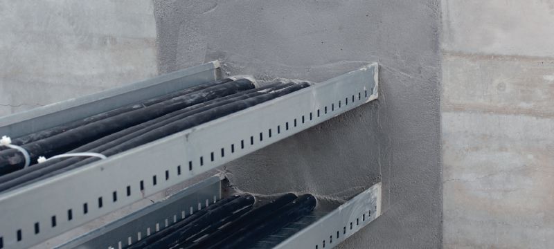 Argamassa corta-fogo CP 636 Argamassa corta-fogo para ajudar a prevenir fogo e fumaça de espalhar através de grandes aberturas com penetrações de cabos, tubulações e mistas Aplicações 1