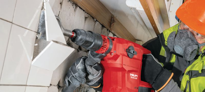 TE 60-A36 Martelo perfurador a bateria Martelo combinado SDS Max a bateria de alto desempenho com AVR (Redução ativa da vibração) e ATC (Controle ativo do torque) para perfurações e cinzelamentos em concreto de alta resistência Aplicações 1