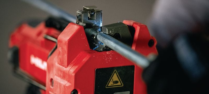 STR 4-22 A bateria dispositivo de corte de BARRAS ROSCADAS Cortador de barras roscadas Compacto a bateria incluindo Lâmina M10 (W3/8) para Cortar barras roscadas de até 10 mm de diâmetro Aplicações 1