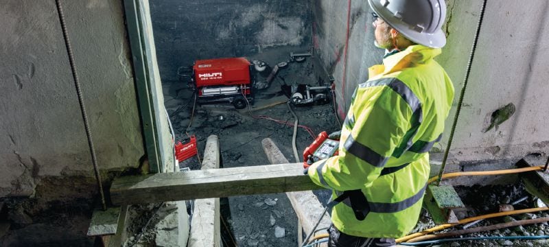 DSW 1510-CA Serra de cabo Serra de cabo elétrica (15 kW) projetada para uma operação mais fácil em trabalhos de corte de alta resistência com tensão de cabo automática, direção de corte automática e controle remoto a bateria Aplicações 1