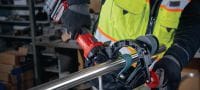 GTB 6X-22 Lixadeira de cinto de tubo a bateria Lixadora de correia tubular a bateria de velocidade variável com desempenho aprimorado e tempo de funcionamento da bateria para rebarbação e acabamento de metais tubulares (plataforma à bateria Nuron) Aplicações 4