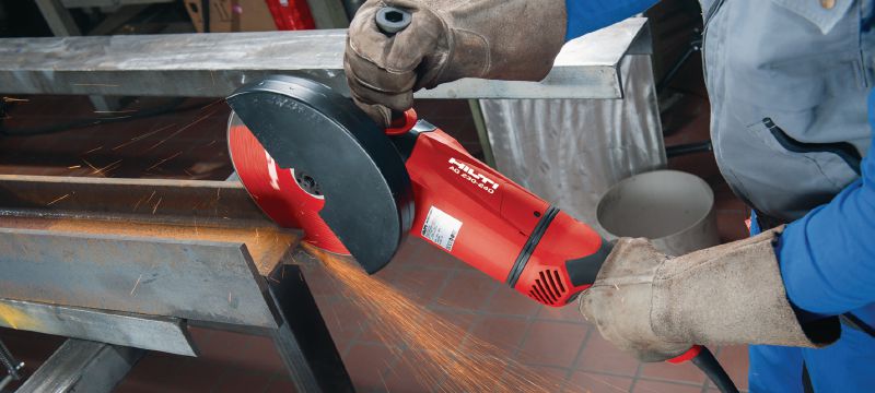 AG 230-24D Esmerilhadeira Rebarbadora de 2.400W com interruptor de homem morto, cabo rotativo e escova de carvão duradoura, para discos de até 230 mm Aplicações 1