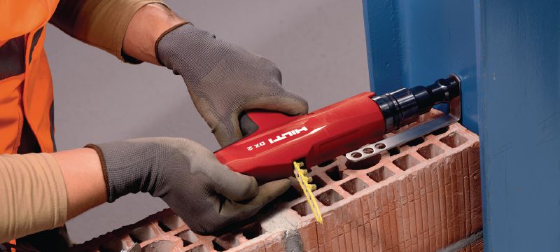 Ferramenta finca pino DX 2 Ferramenta finca pino semiautomática, para fixação de pregos individuais em aplicações de resistência média em concreto e aço Aplicações 1