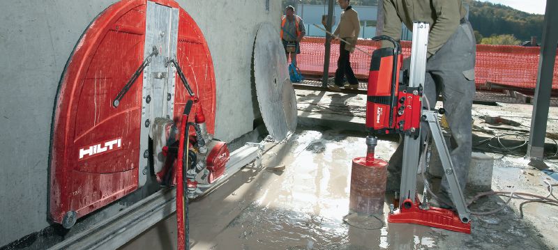 DD 500-CA Perfuratriz diamantada Máquina de perfuratriz diamantada de alta resistência trifásica com motor de alta frequência e unidade de autoalimentação opcional para perfuração de concreto com base em sonda de 82 a 600 mm (3-7/32 a 23-5/8”) de diâmetro Aplicações 1