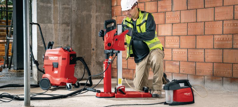 Perfuratriz diamantada DD 150-U Máquina Perfuratriz diamantada versátil, para perfuração manual ou com base em sonda nos diâmetros de 8 a 162 mm (5/16 - 6-3/8) Aplicações 1