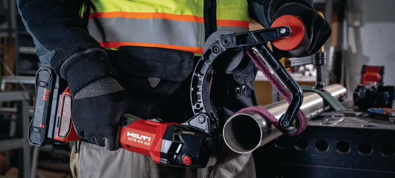 GTB 6X-22 Lixadeira de cinto de tubo a bateria Lixadora de correia tubular a bateria de velocidade variável com desempenho aprimorado e tempo de funcionamento da bateria para rebarbação e acabamento de metais tubulares (plataforma à bateria Nuron) Aplicações 1