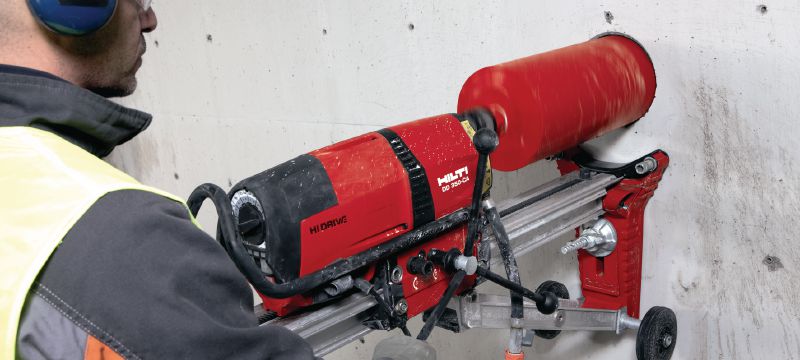 DD 350-CA Perfuratriz diamantada Máquina de Perfuratriz diamantada de alta resistência com motor de alta frequência e unidade de autoalimentação opcional para perfuração com base em sonda de 52 a 500 mm (2-1/16 a 19-11/16”) de diâmetro Aplicações 1