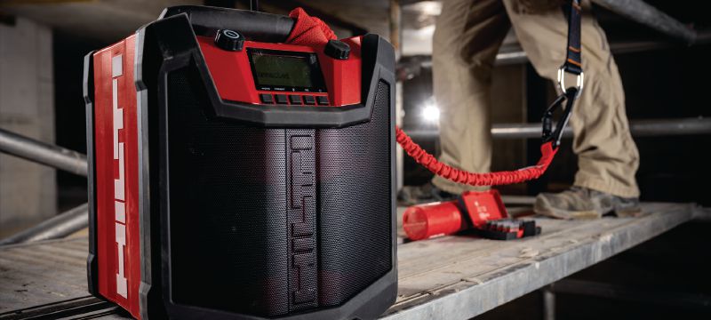 Rádio para estaleiros R 6-22 Rádio para estaleiros portátil alimentado a bateria com 22 horas de reprodução por carga e durabilidade extra para usar em obras de construção (plataforma de baterias Nuron) Aplicações 1