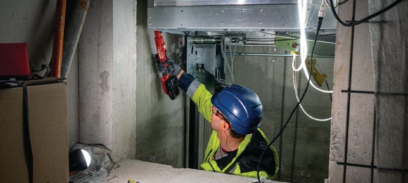 Chave de impacto de ângulo reto SIW 4R-22 3/8” Chave de impacto em ângulo reto compacta a bateria para aplicações difíceis de aceder Aplicações 1